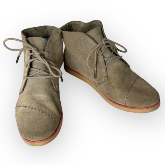 Toms Chukka Boots Tan Suede Tie Up Flat Desert Ankle Goodyear Welt Stitching 8 - Picture 1 of 9
